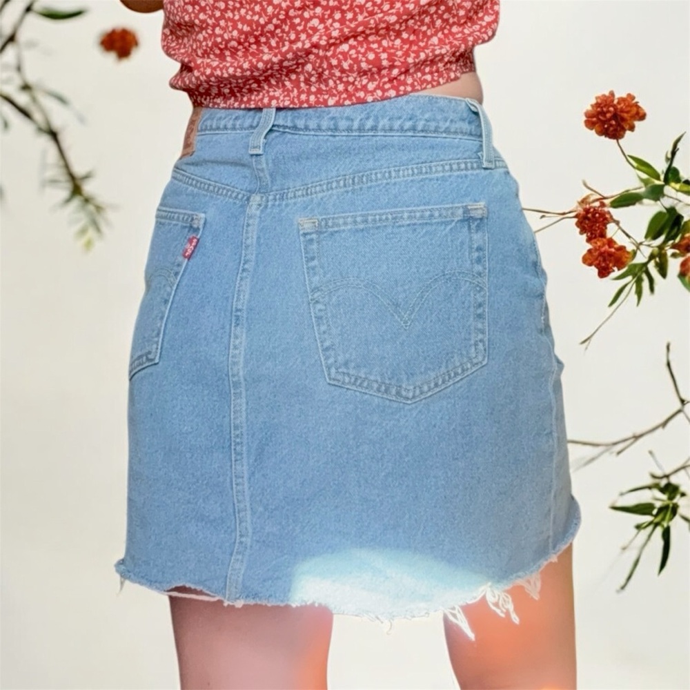 Levi's Blue Jean Mini Skirt Casual Raw Hem A-Line Size 30 Light / Medium Wash - Picture 3 of 12